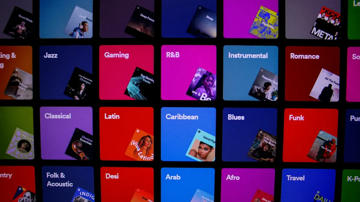 Android TV Startbildschirm mit App-Kacheln auf einem modernen Fernseher