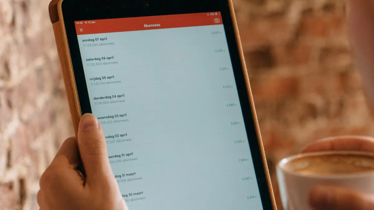 Nahaufnahme eines Tablets mit Senderliste in einer IPTV-App