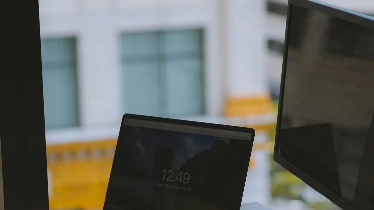 Windows-Laptop mit geöffnetem IPTV-Player und zweitem Monitor im Hintergrund