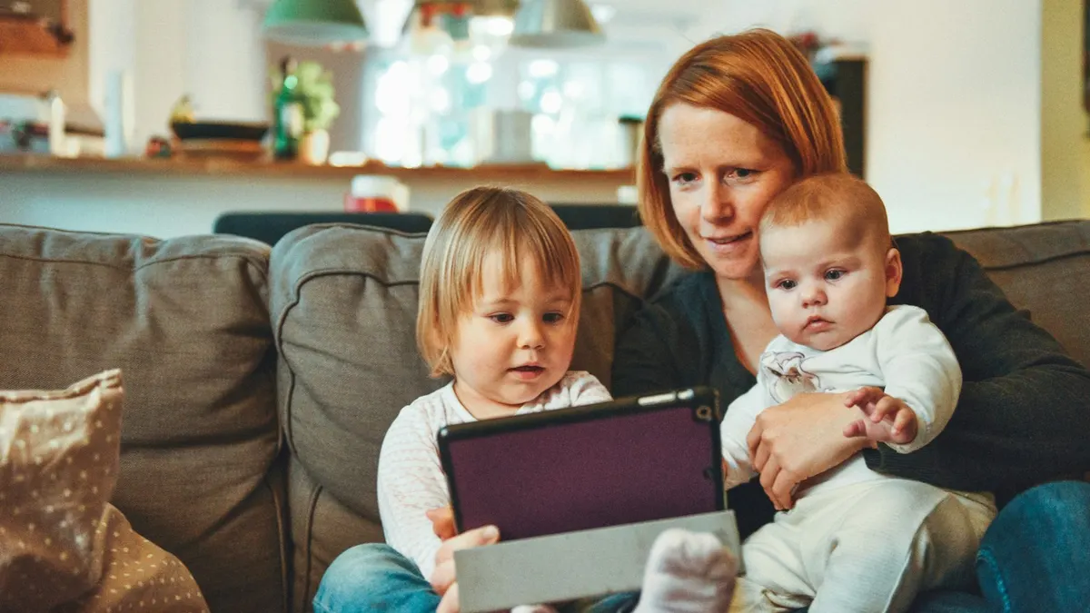 Deutsche Familie sucht gemeinsam nach einem passenden IPTV Anbieter auf dem Tablet