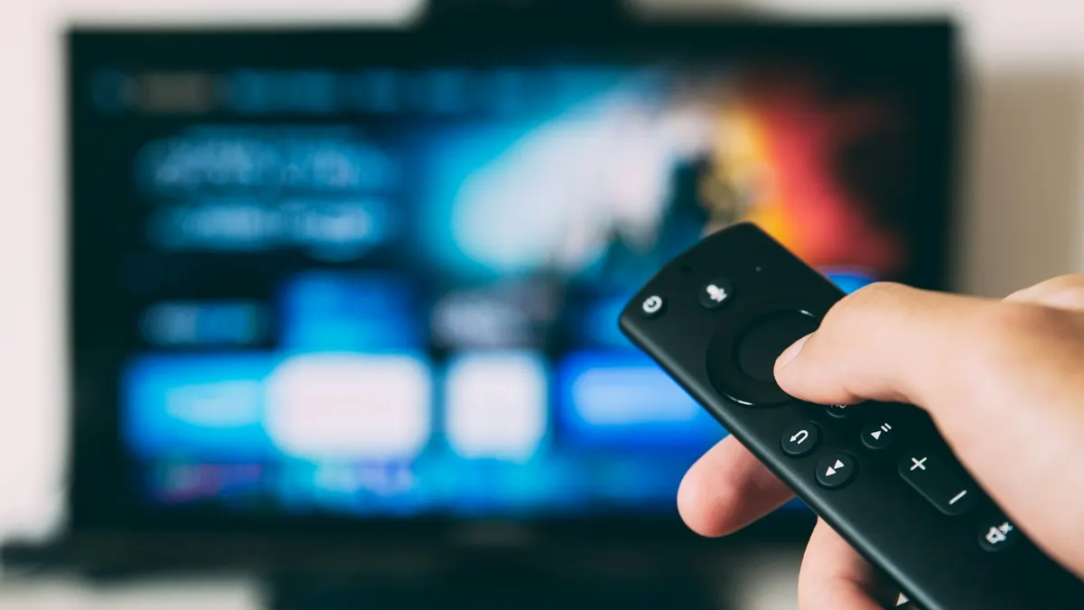Übersichtliche IPTV Senderliste mit Kategorien auf einem Fernsehbildschirm