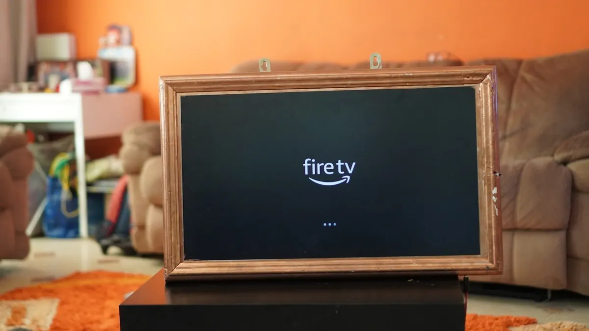 Amazon Fire TV Stick mit Netzteil und Fernbedienung ausgepackt auf einem Tisch