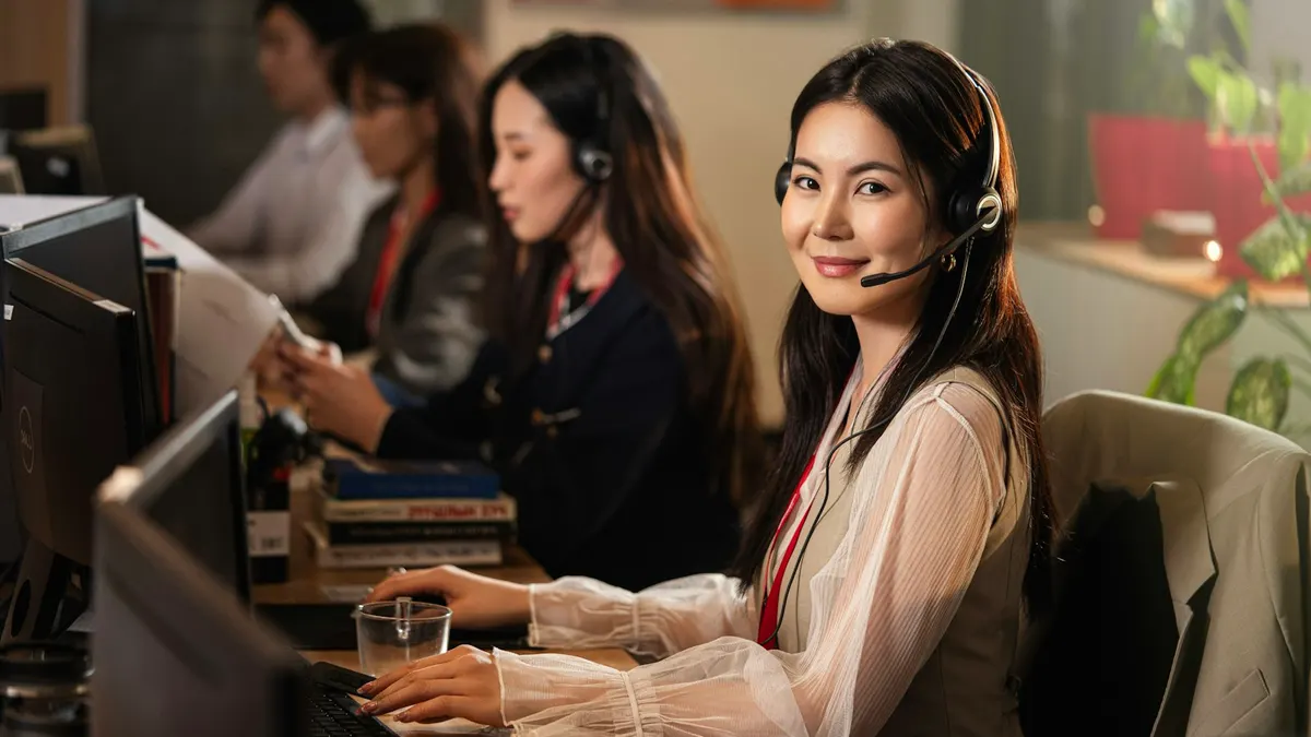 Kundenservice-Mitarbeiterin mit Headset beantwortet Anfragen zu IPTV auf Deutsch