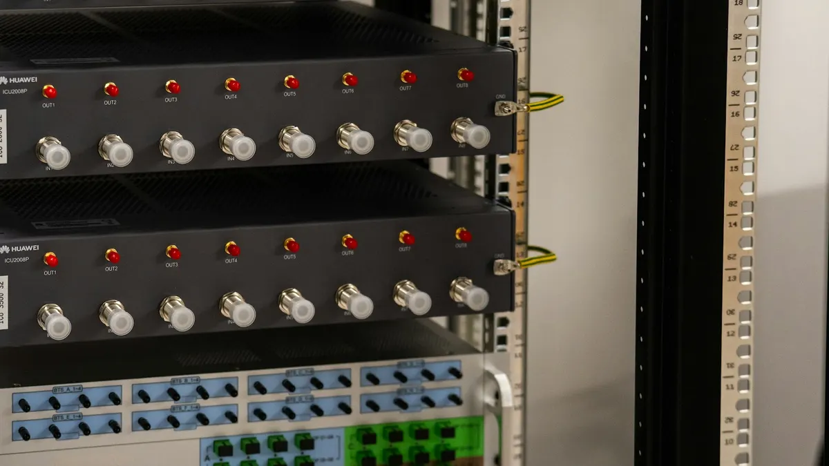 Serverraum mit blinkenden Netzwerk-Racks symbolisiert IPTV-Streaming-Infrastruktur