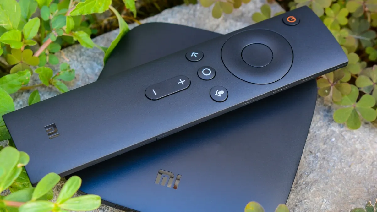 Android IPTV Box mit Fernbedienung und HDMI-Kabel auf einem Wohnzimmertisch