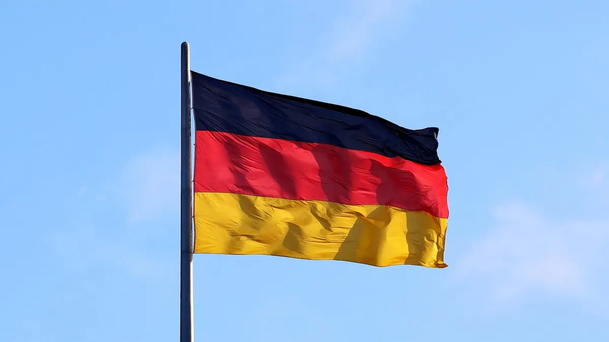 Deutsche Flagge neben Laptop mit Streaming-Oberfläche symbolisiert IPTV-Kauf in Deutschland