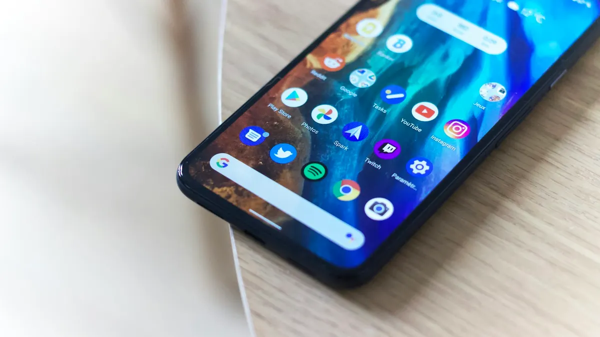 Android-Smartphone zeigt eine Senderübersicht in einer Streaming-App