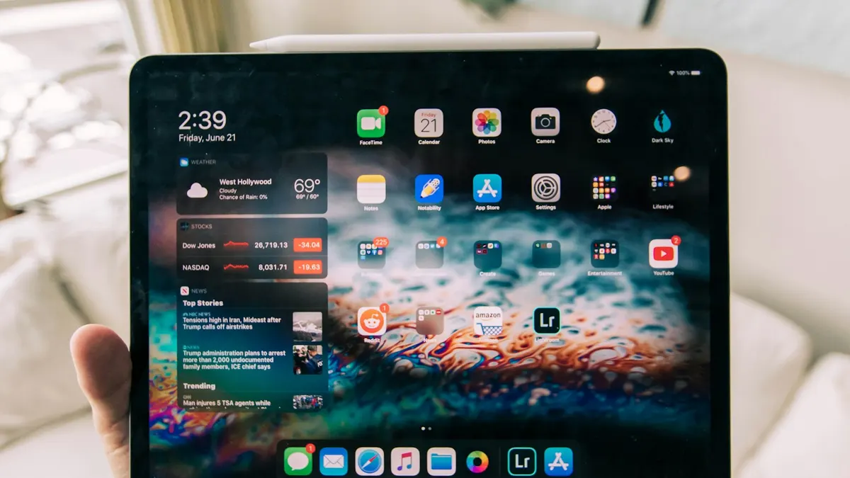 Person vergleicht Standard- und Premium-Tarif für IPTV auf einem Tablet