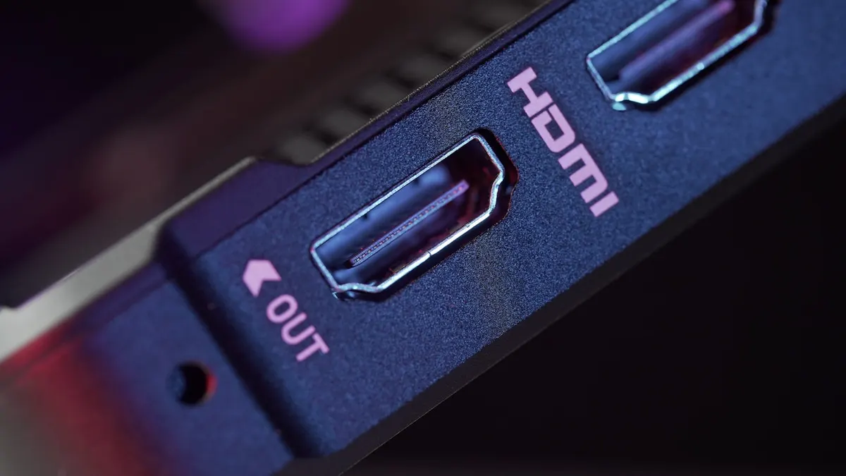 Kompakter IPTV Streaming-Stick wird in den HDMI-Anschluss eines Fernsehers gesteckt