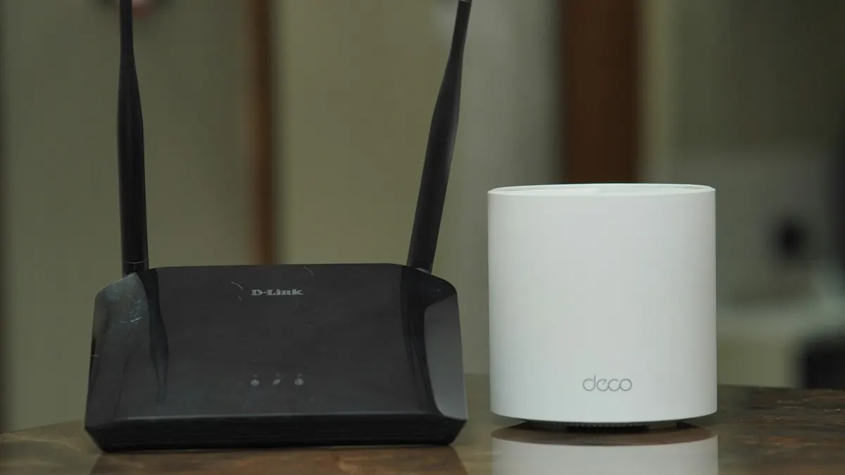 Router und Streaming-Gerät nebeneinander im Wohnzimmer-Regal