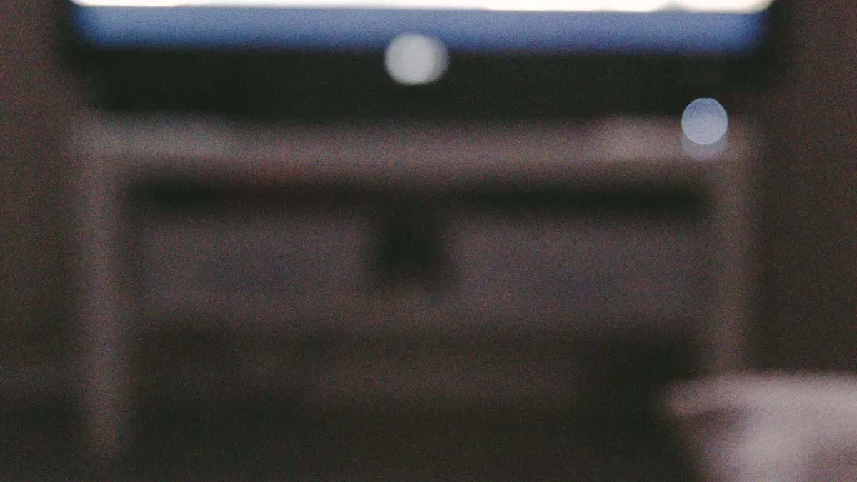 Person bedient einen Fernseher mit Fernbedienung, IPTV TV Stick steckt im HDMI-Anschluss