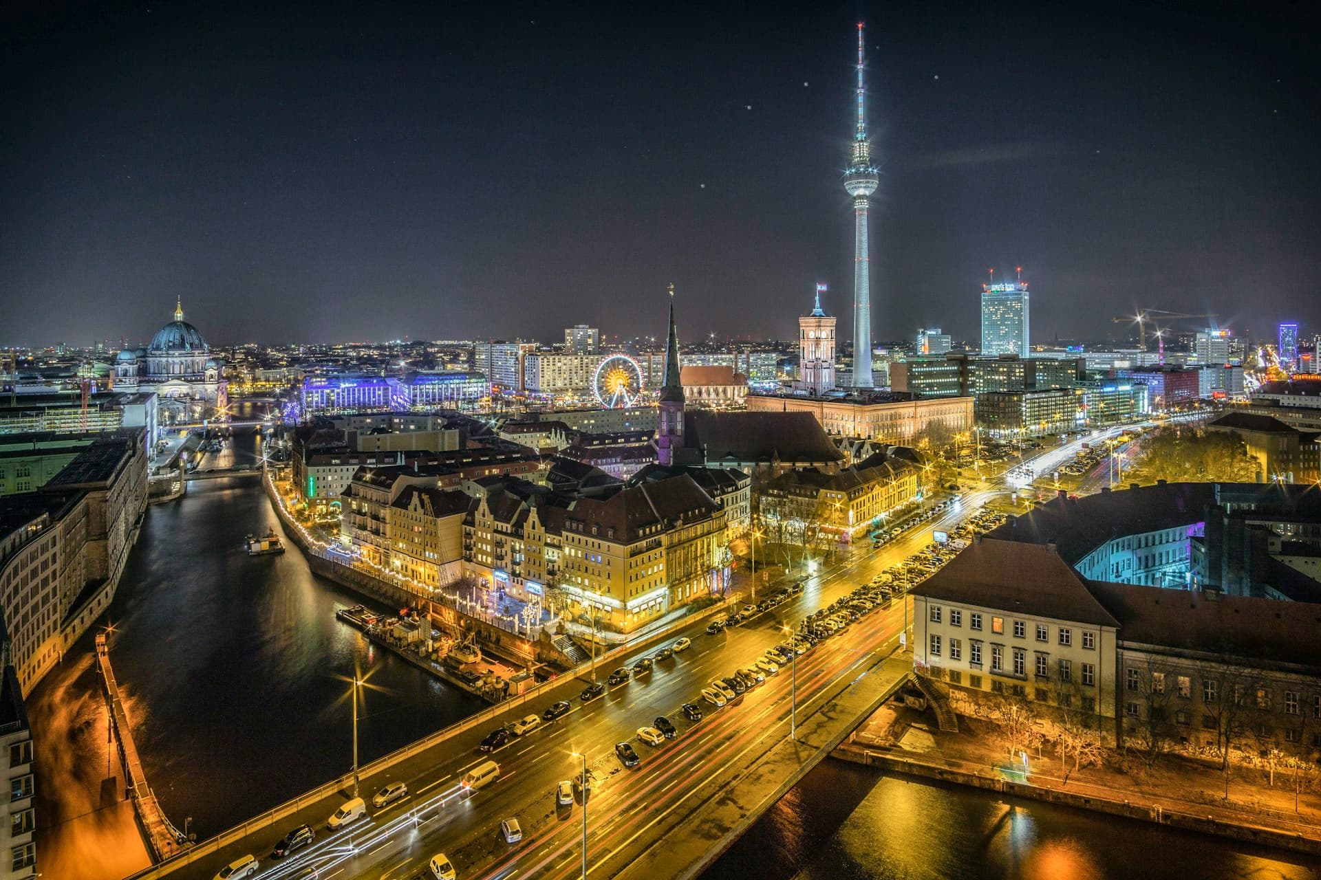 Skyline bei Nacht mit einem markanten Fernsehturm, symbolisch für die deutschlandweite Streaming-Abdeckung von IPTV Germany