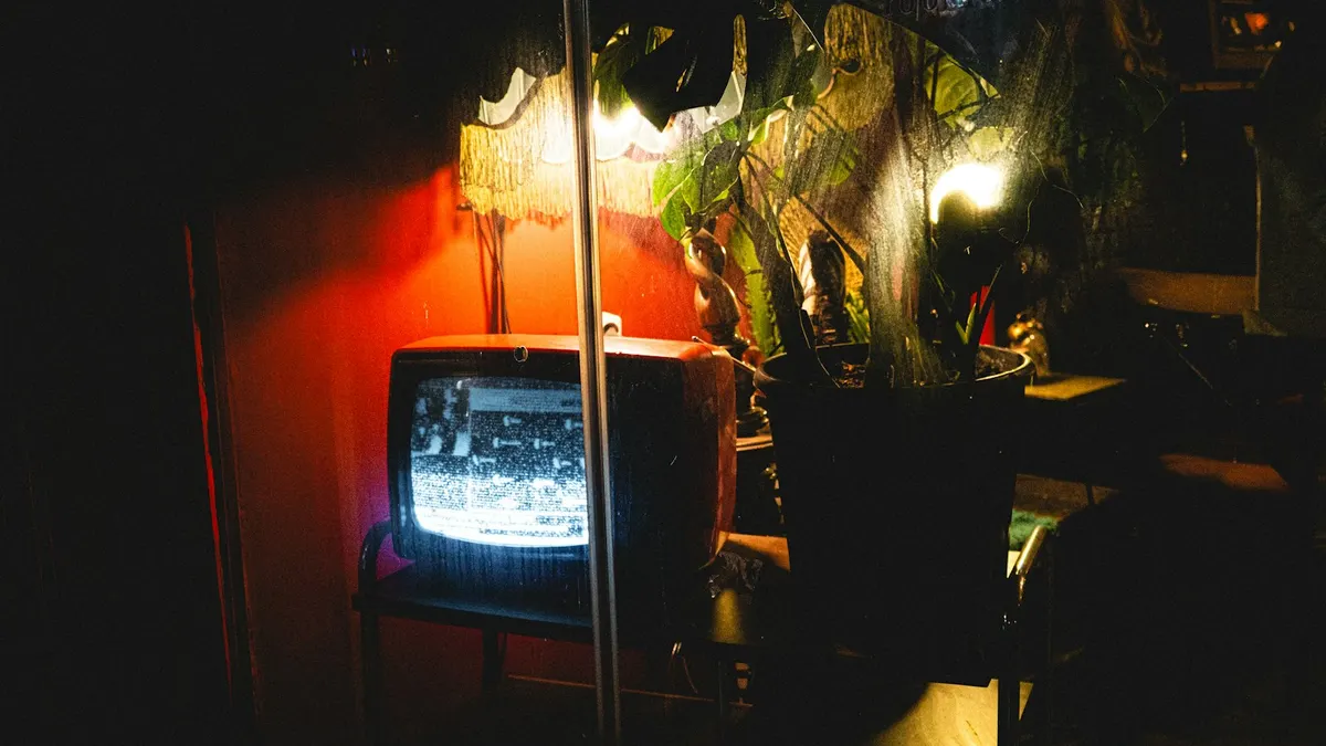 Samsung Fernseher im Wohnzimmer mit eingeschaltetem Bildschirm am Abend